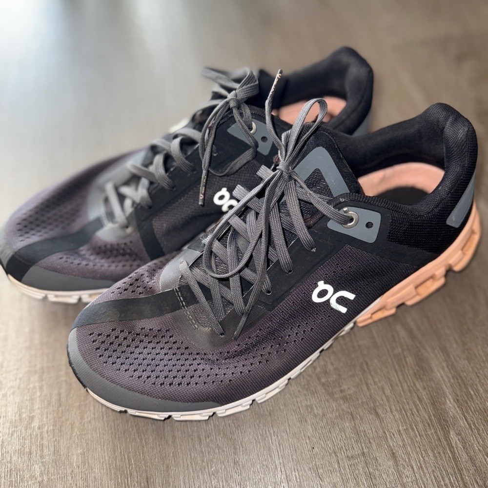 On cloudflow Running Women's Charcoal and Coral Sneakers